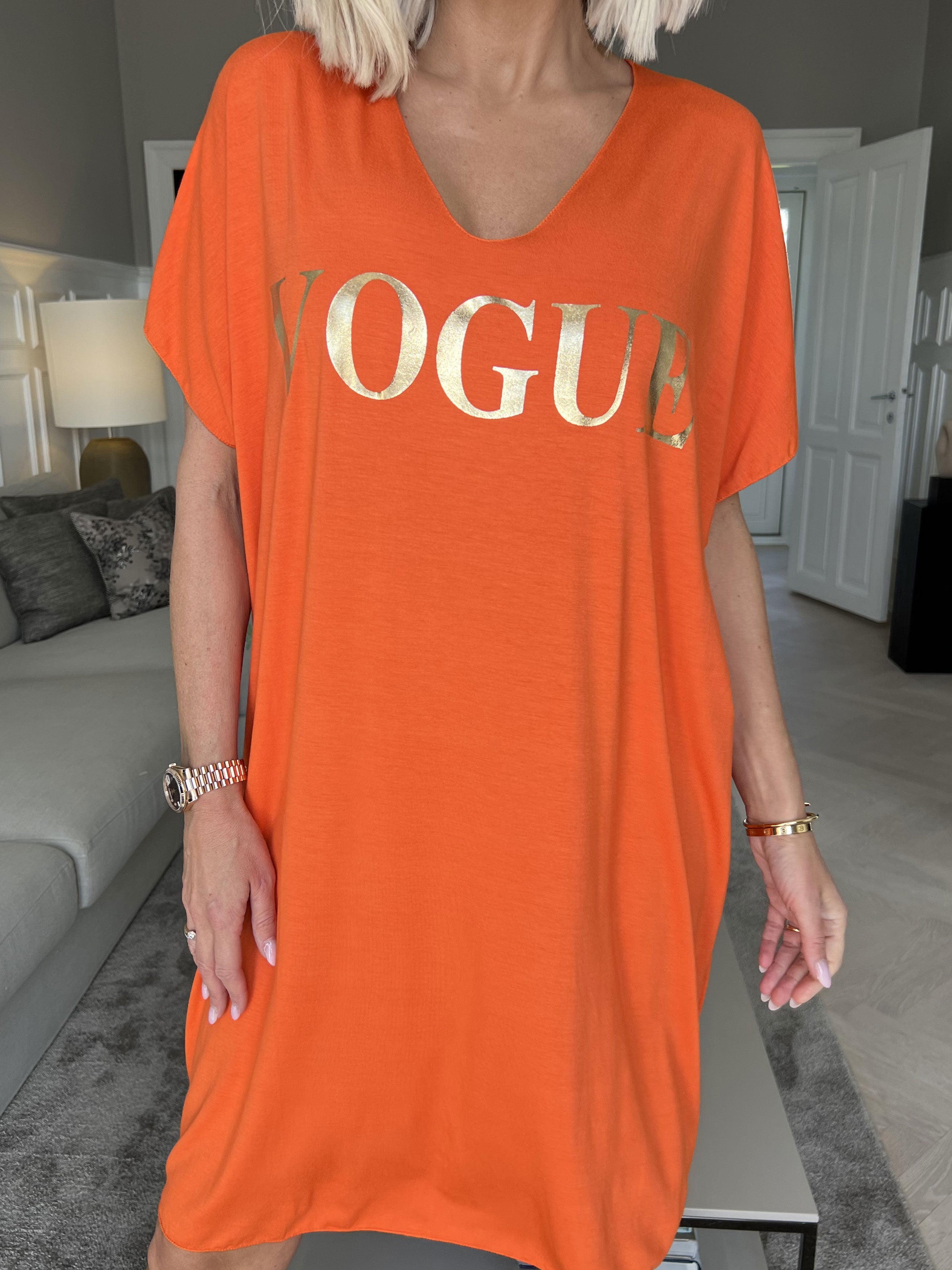 Vogue - Oversized t-shirtkjole i viskose med guld skrift